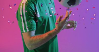 Konfeti üzerine beyaz erkek futbolcu animasyonu. Küresel spor ve dijital arayüz kavramı dijital olarak oluşturulmuş video.