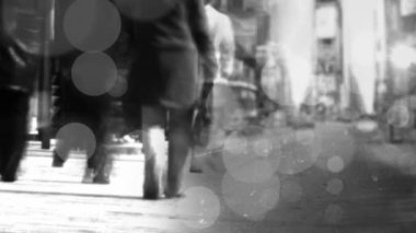 Şehir manzarasında parlayan bulanık ışık ve noktaların animasyonu. Arkaplan, ışıklar ve hareket konsepti dijital video oluşturuldu.