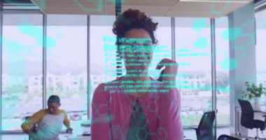 Ofisteki çeşitli iş adamları üzerinde veri işleme animasyonu. küresel iş, finans ve dijital arayüz kavramı dijital olarak oluşturulmuş video.