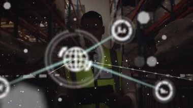 Çift ırklı depo çalışanı üzerindeki simgelerle bağlantı ağının animasyonu. Küresel iş ve bağlantılar kavramı dijital oluşturulmuş video.