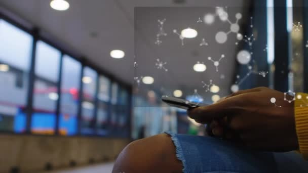 핸드폰을 사용하는 아프리카 미국인 남성의 떠다니는 뉴클레오티드 애니메이션 디지털 유전자 — 비디오