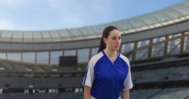 Animasi Pemain Sepak Bola Wanita Kaukasia Atas Stadion Olahraga Global — Stok Video