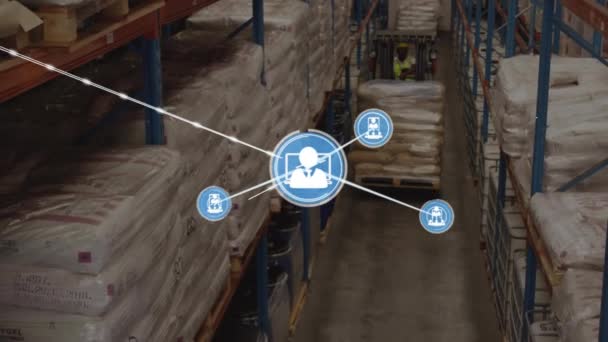 倉庫内のフォークリフトを運転するアフリカ系アメリカ人労働者の上に線で接続されたアイコンのアニメーション デジタル複合材 複数の露光 技術コンセプト — ストック動画