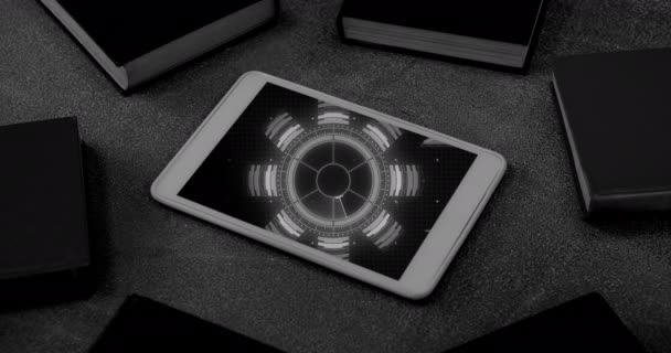 Černobílá Animace Modrého Kruhového Skeneru Zpracovávající Data Obrazovce Smartphonu Stole — Stock video