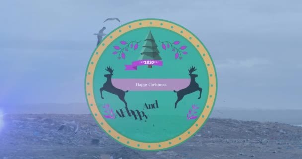 2020年のアニメーション 陽気なクリスマスと幸せな新年のテキスト トナカイ ダンプヤードの上の木 デジタル複合体 複数の露出 埋立地 リサイクル お祝いの概念 — ストック動画