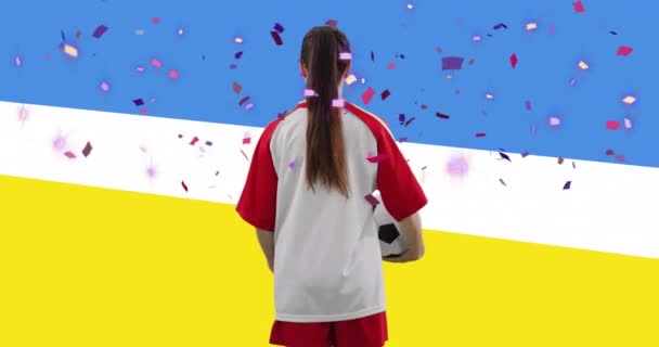 ウクライナの旗の上に白人女性サッカー選手のアニメーション グローバルスポーツ 愛国心とデジタルインターフェイスの概念デジタル生成されたビデオ — ストック動画