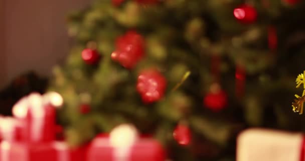 Animacja Bożonarodzeniowych Złotych Dekoracji Spadających Choinkę Tle Boże Narodzenie Uroczystość — Wideo stockowe