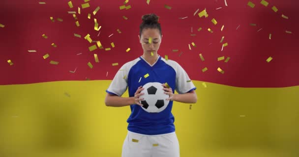 Ulusal Bayrak Üzerindeki Çift Irklı Kadın Futbolcunun Animasyonu Küresel Spor — Stok video