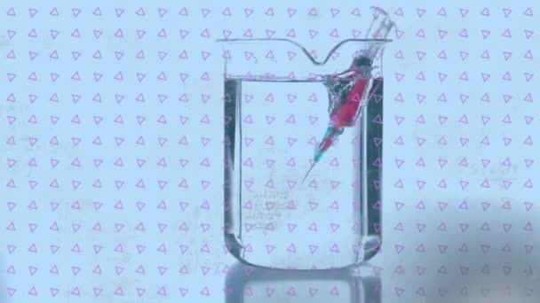 Анімація Трикутників Математичні Рівняння Шприц Падає Скляний Стакан Наповнений Водою — стокове відео