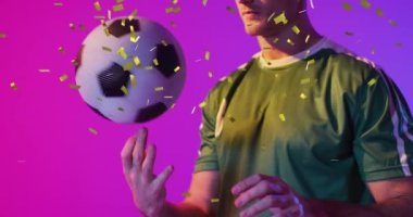 Konfeti üzerine beyaz erkek futbolcu animasyonu. Küresel spor ve dijital arayüz kavramı dijital olarak oluşturulmuş video.