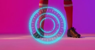 Saha taramasında futbolcunun animasyonu. Küresel spor ve dijital arayüz kavramı dijital olarak oluşturulmuş video.