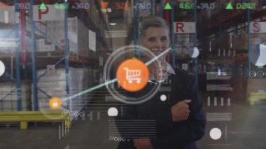 Beyaz kadın depo çalışanı üzerinden bağlantı ağının animasyonu. Küresel finansal veri işleme kavramı dijital oluşturulmuş video.