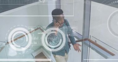 Akıllı telefon kullanan Afro-Amerikan bir adamın veri işleme animasyonu. Küresel iş, finans ve dijital arayüz kavramı dijital olarak oluşturulmuş video.