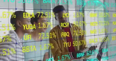 Çeşitli iş adamları üzerinde veri işleme animasyonu. Küresel iş konsepti dijital oluşturulmuş video.