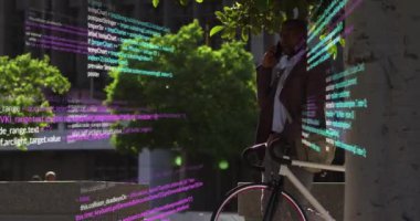 Yürüyen Afro-Amerikan erkekleri üzerinde veri işleme animasyonu. Küresel iş konsepti dijital oluşturulmuş video.