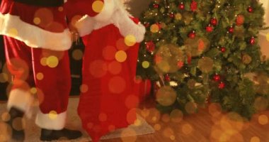 Noel ağacı ve Noel Baba 'nın üzerinde hediyeli ışık lekelerinin canlandırılması. Noel, şenlik, kutlama ve gelenek konsepti dijital olarak oluşturuldu.