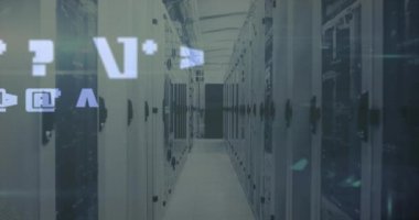 Arka plandaki sunucu odasında birden fazla sembol ve işaretin canlandırılması. Dijital bileşik, çoklu pozlama, ağ güvenliği, veri merkezi, ağ oluşturma, teknoloji ve ağ sunucu kavramı.