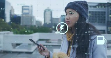 Akıllı telefonuyla yürüyen melez bir kadının veri işleme animasyonu. Küresel iş, finans ve dijital arayüz kavramı dijital olarak oluşturulmuş video.