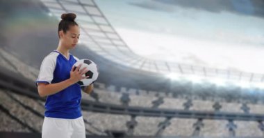 Stadyum üzerinde çift ırklı bayan futbolcu animasyonu. Küresel spor, vatanseverlik ve dijital arayüz kavramı dijital olarak üretilen video.