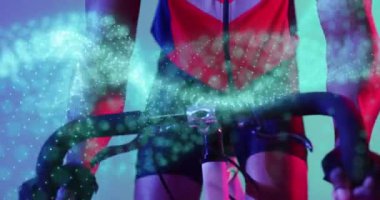 Benekler üzerinde Afrikalı Amerikalı erkek bisikletçinin animasyonu. Küresel spor ve dijital arayüz kavramı dijital olarak oluşturulmuş video.