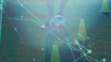 Beyaz futbolcu üzerinden veri işleme ve bağlantı ağının animasyonu. Küresel teknoloji, bilgisayar ve dijital arayüz kavramı dijital olarak oluşturulmuş video.