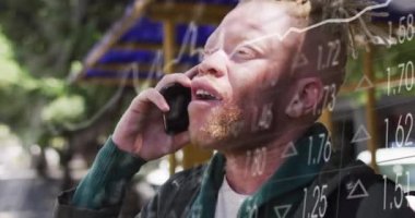 Akıllı telefon kullanan albino Afrikalı Amerikalı bir adamın veri işleme animasyonu. Küresel iş, finans ve dijital arayüz kavramı dijital olarak oluşturulmuş video.