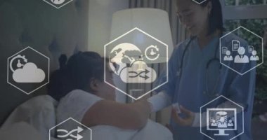 Altıgen ikonlarının canlandırılması. Kadın Asyalı doktorun hastaya içme suyunda yardım etmesi. Dijital bileşik, çoklu pozlama, ışık, aydınlatma, tıbbi ve sağlık hizmeti kavramı.