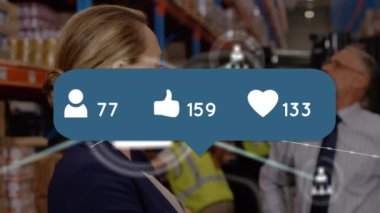 Kafkasyalı iki depo çalışanı üzerindeki bağlantı ağının animasyonu. Küresel iş ve bağlantılar kavramı dijital oluşturulmuş video.