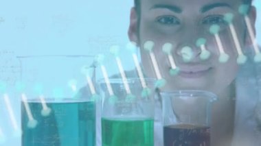DNA sarmalının animasyonu, beherlerdeki sıvının üzerindeki denklemler ve gülümseyen beyaz kadın bilim adamı. Dijital bileşik, çoklu pozlama, matematik, araştırma, genetik, bilim ve sağlık konsepti.