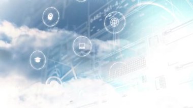 Gökyüzünde bulutlarla birlikte hareket eden simge ve veri animasyonları. Küresel teknoloji, bilgisayar ve dijital arayüz kavramı dijital olarak oluşturulmuş video.