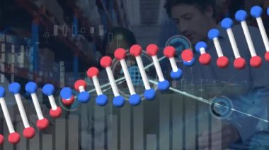 DNA sarmalının animasyonu, grafikler, bağlı ikonlar, çok ırklı iş arkadaşları dizüstü bilgisayarla tartışıyorlar. Dijital bileşik, çoklu pozlama, genetik, dağıtım, takım çalışması, depo ve teknoloji konsepti.