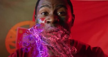 Şekiller üzerinde Portekiz bayrağı olan Afro-Amerikan erkek destekçinin animasyonu. Küresel spor ve dijital arayüz kavramı dijital olarak oluşturulmuş video.