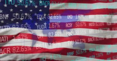 ABD bayrağı üzerinde veri işleme animasyonu. Küresel vatanseverlik ve dijital arayüz kavramı dijital olarak oluşturulmuş video.