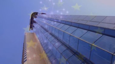 Şehir manzarası üzerinde U bayrağının canlandırılması. Küresel iş ve veri işleme kavramı dijital olarak oluşturulmuş video.