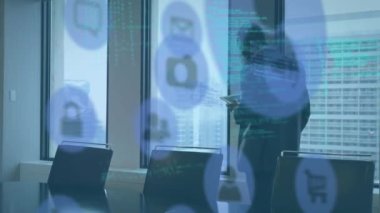 Dairesel simge animasyonu, bilgisayar dili, dijital tablet kullanan Afro-Amerikan iş adamı. Dijital bileşik, çoklu pozlama, ofis, güvenlik, kodlama, makine öğrenme, teknoloji.