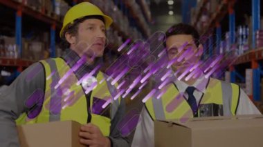 Kafkasyalı iki depo çalışanı üzerindeki simgelerle bağlantı ağının animasyonu. Küresel finansman ve bağlantılar konsepti dijital oluşturulmuş video.