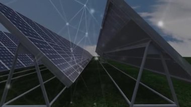 Güneş paneli üzerinden bağlantı ağının animasyonu. Küresel veri işleme ve bağlantılar konsepti dijital olarak oluşturulmuş video.