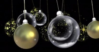 Kara zemine düşen karlar üzerinde sallanan noel süslerinin animasyonu. Noel, şenlik, gelenek ve kutlama konsepti dijital olarak oluşturuldu.