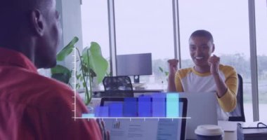 Afro-Amerikan iş adamlarının veri işleme çalışmalarının animasyonu. Küresel iş, finans ve dijital arayüz kavramı dijital olarak oluşturulmuş video.