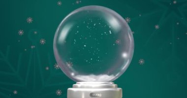Yeşil zemine kar yağan Noel kar küresinin animasyonu. Noel, şenlik, gelenek ve kutlama konsepti dijital olarak oluşturuldu.