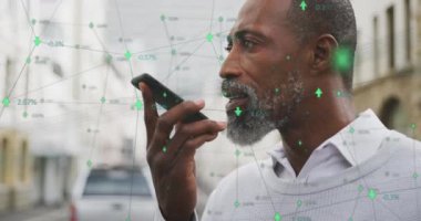 Akıllı telefon kullanan Afro-Amerikan bir adam üzerinden veri işleme ağıyla bağlantıların animasyonu. Küresel teknoloji, sosyal medya ve dijital arayüz kavramı dijital olarak oluşturulmuş video.
