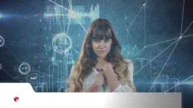 Sahte haber metni, dünya, birbirine bağlı ikonlar, 3D şehir üzerinden mutlu beyaz kadın animasyonu. Dijital kompozit, çoklu pozlama, dolandırıcılık, dolandırıcılık, gökdelenler, iletişim ve teknoloji konsepti.