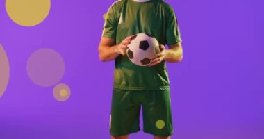 Beyaz erkek futbolcunun şekiller üzerindeki animasyonu. Küresel spor ve dijital arayüz kavramı dijital olarak oluşturulmuş video.