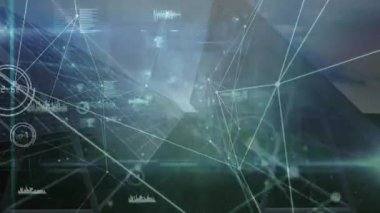 Grafik simgelerinin canlandırılması, veritabanı ve arkaplandaki güneş panelleri üzerindeki çizgilerle bağlantılı noktalar. Dijital olarak üretilmiş, hologram, yenilenebilir elektrik, rapor, finans iletişimi, teknoloji.