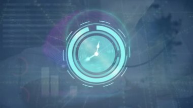 Arkaplandaki bilgi arayüzü üzerinden çizgilerle bağlantılı noktalar üzerine dijital saatin animasyonu. Dijital olarak üretilmiş, hologram, rapor, finans, zaman, iletişim ve teknoloji kavramı.