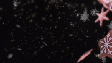 Siyah arka planda düşen kar taneleri üzerinde zencefilli kurabiye animasyonu. Noel, şenlik, gelenek ve kutlama konsepti dijital olarak oluşturuldu.