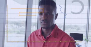 Afro-Amerikan iş adamının ofisinde veri işleme animasyonu. Küresel iş, finans ve dijital arayüz kavramı dijital olarak oluşturulmuş video.