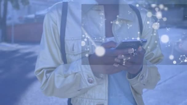 거리에서 스마트 사용하는 아프리카 미국인 떠다니는 뉴클레오티드 애니메이션 디지털 유전자 — 비디오