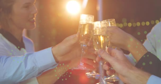 Animace Nový Rok Pozdravy Nad Různými Přáteli Dělat Přípitek Šampaňským — Stock video