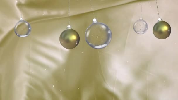 Анимация Рождественских Безделушек Свисающих Снегом Золотом Фоне Рождество Праздник Традиции — стоковое видео